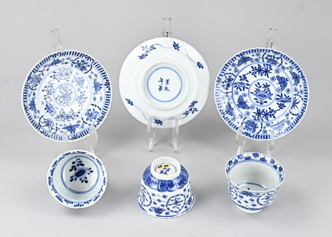 3x Chinese cup/saucer: Three 18th-19th century Chinese porcelain Kang Xi cups and saucers with floral/butterfly decoration. Four-character base mark. One cup has a minimal chip. Dimensions: 8 x Ø 13 cm. In good condition.