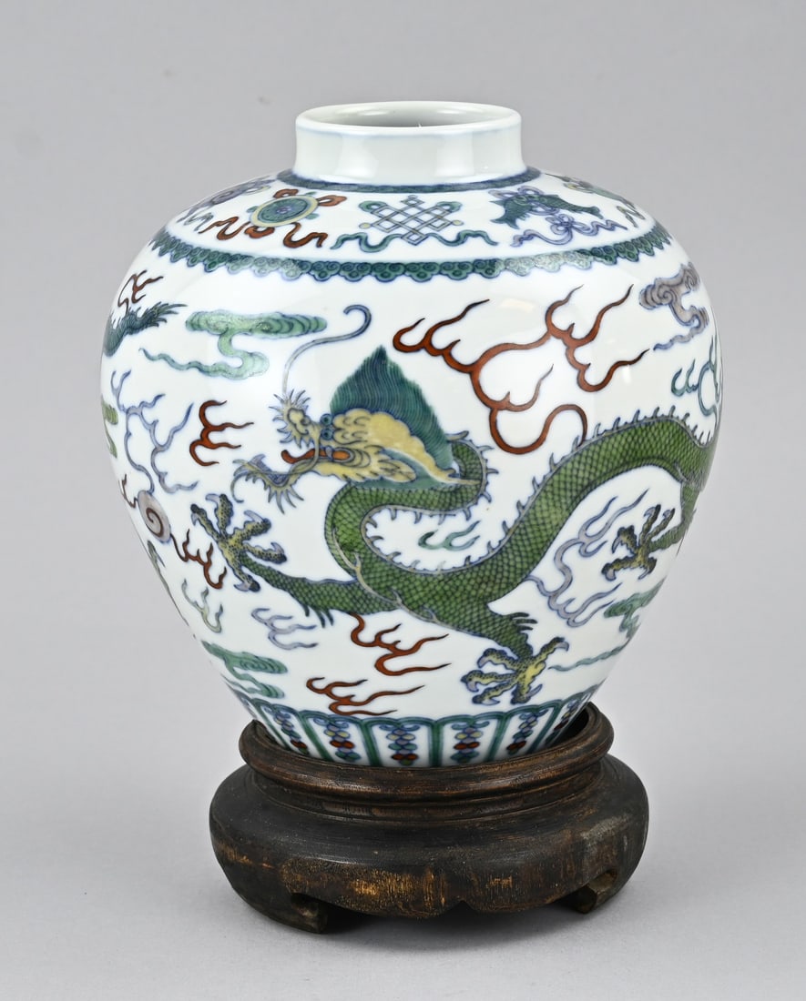 Doucai dragon pot on console, H 20.3 cm.: Old Chinese porcelain Doucai dragon pot on a console. With good luck symbols. Marked Cheng Lung. Dimensions: H 20.3 x Ø 18 cm. In good condition.
