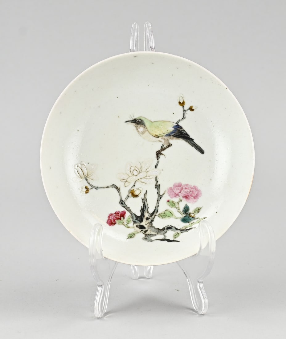 Chinese Family Rose/Ruby Back Plate Ø 14 cm.: Chinese porcelain Rose/Ruby Family Back glaze plate with decoration of a bird on a blossom branch. Dimensions: Ø 14 cm. In good condition.