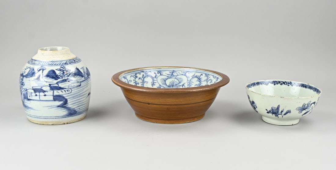 3x Antique Chinese porcelain: Three pieces of antique Chinese porcelain. 18th - 19th Century. 1x Ginger jar. 1x Floral dish. 1x Cheng Lung bowl. Dimensions: 17 x 28 cm. In good condition.