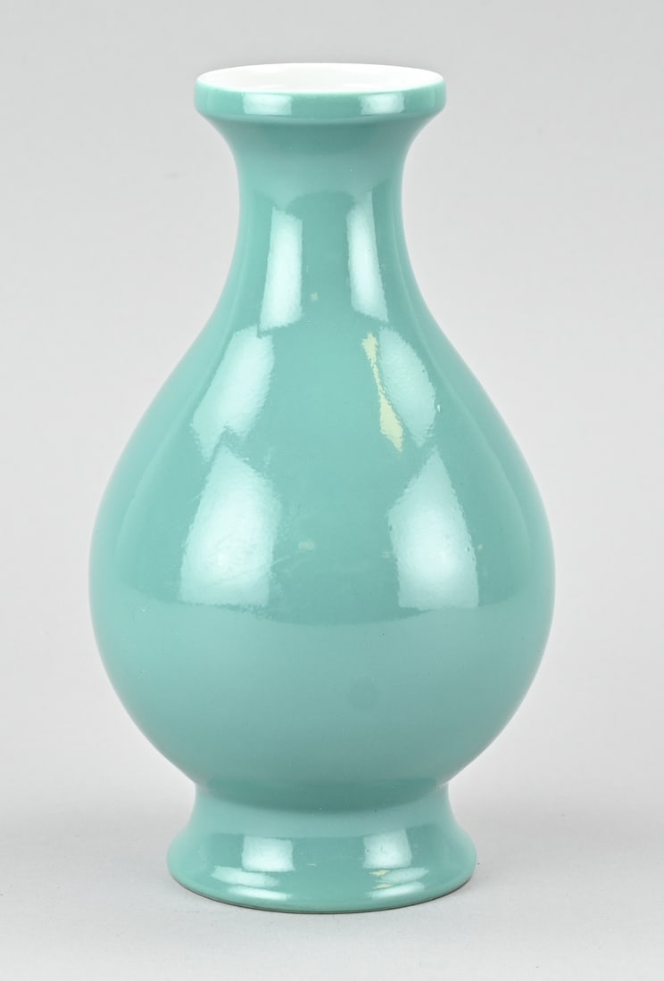 Chinese vase, H 23.2 cm.: Chinese porcelain vase with mint-green glaze. With base mark. Dimensions: H 23.2 cm. In good condition.