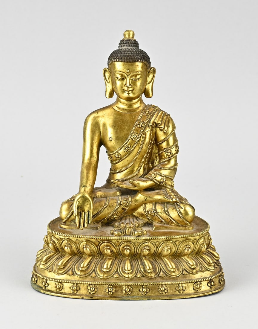 Chinese bronze Buddha, H 20.2 cm.: Old Chinese gilded bronze Buddha figure in lotus position. Base mark. Dimensions: H 20.2 cm. In good condition.