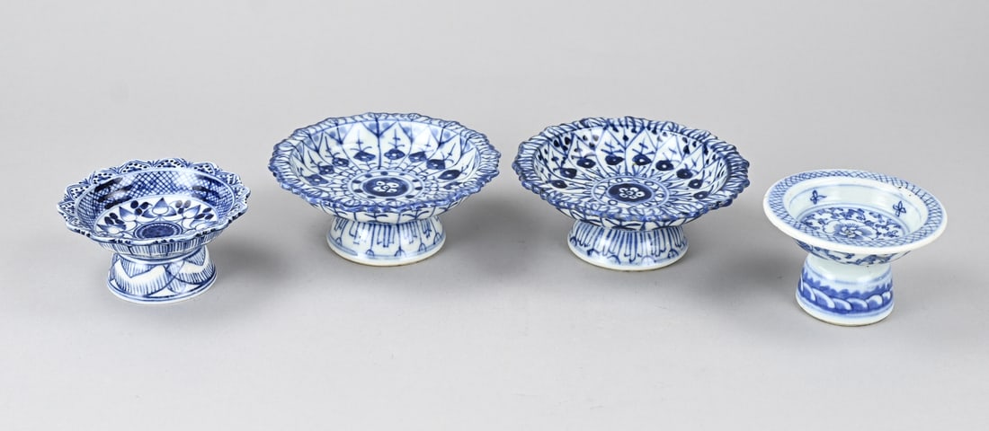 4x Chinese tazza: Four antique Chinese porcelain tazzas with floral decoration. Dimensions: Ø 9.7 x 13.2 cm. In good condition.