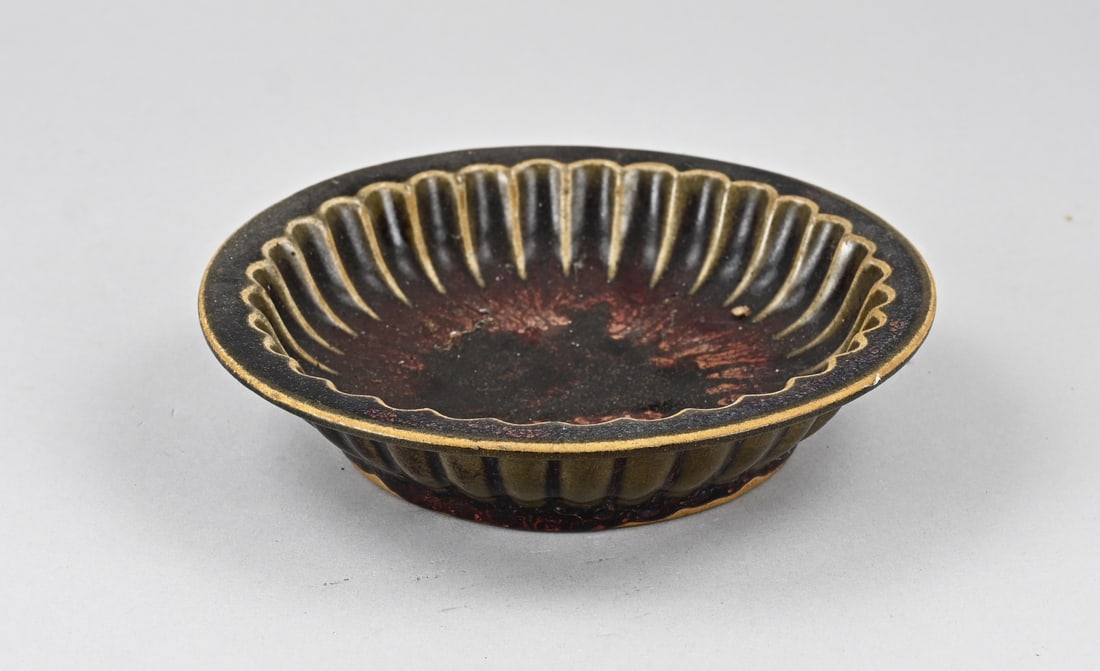 Chinese celadon scale: Old Chinese porcelain celadon bowl with ridges. Sung. Dimensions: H 4 x Ø 20 cm. In good condition.