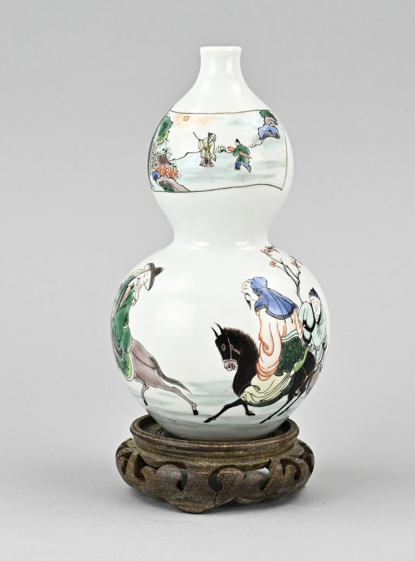 Chinese Familie Verte knobbed vase, H 18.5 cm.: Old Chinese porcelain Verte family bulbous vase + console. Figure on horseback decoration + six-character base mark. Dimensions: H 18.5 cm. In good condition.