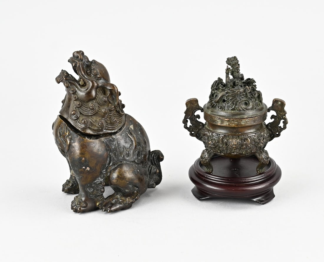 2x Chinese incense burner: Small antique Chinese bronze incense burner with a dragon on the lid. And a Chinese bronze lidded pot in the shape of a kylin. Dimensions: 11 - 14.5 cm. In good condition.
