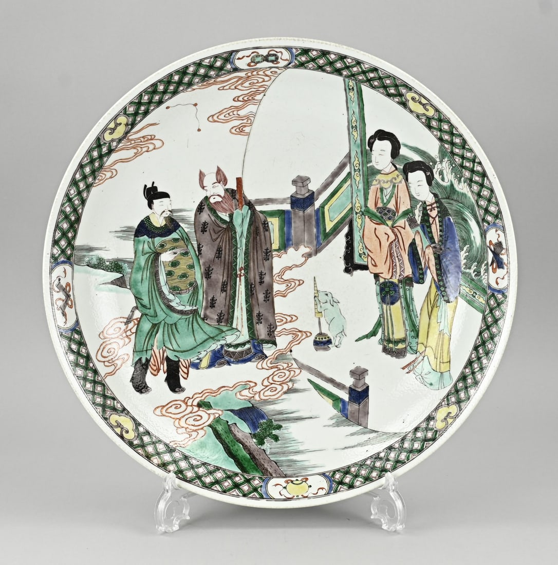 Verte Family saucer Ø 41.7 cm.: Chinese porcelain Kang Xi marked Familie Verte dish with figures in a garden decor. Dimensions: Ø 41.7 cm. In good condition.