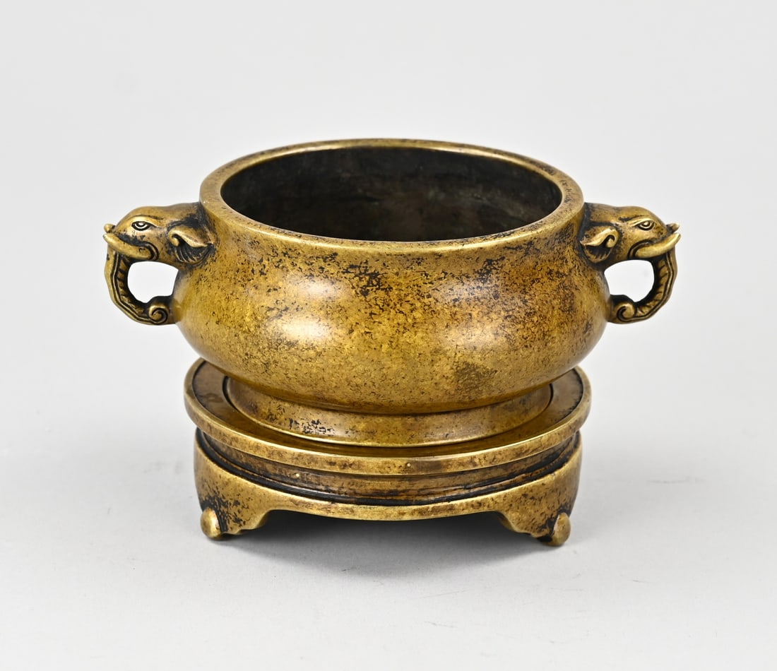 Bronze incense burner on a console: Antique Chinese signed incense burner with original bronze console + elephant heads. Dimensions: 8.5 x Ø 10 cm. In good condition.
