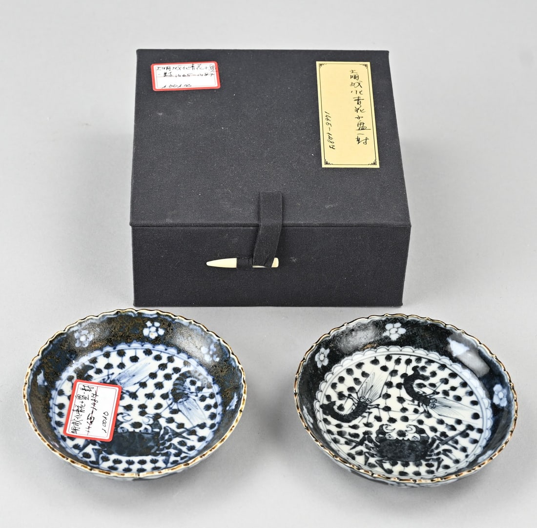 2x Chinese dish Ø 11 cm.: Two old Chinese porcelain plates with lobster/crab decoration. Six-character base mark. Dimensions: Ø 11 cm. In good condition.