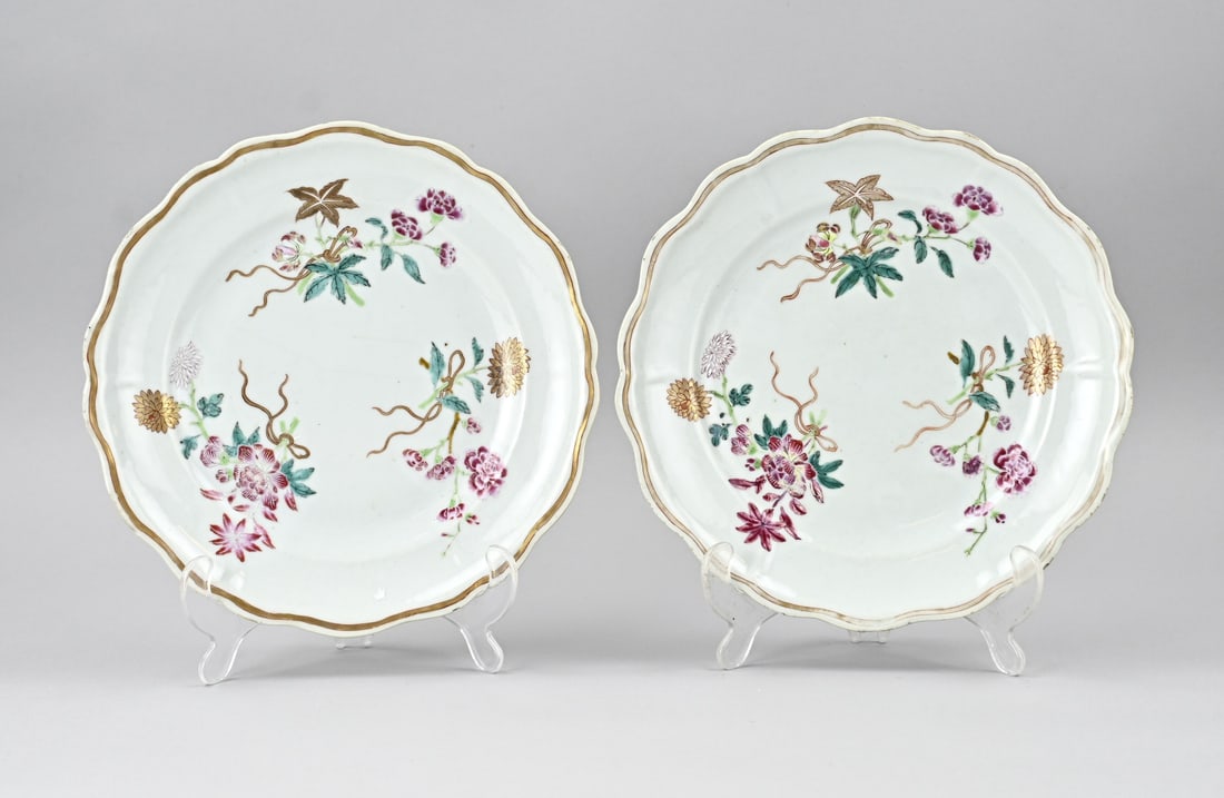 2x Chinese plate Ø 25 cm.: Two 18th-century Chinese porcelain Familie Verte plates with floral/gold decoration and contoured rim. One in good condition. One with rim chipping. Dimensions: Ø 25 cm. In good condition.