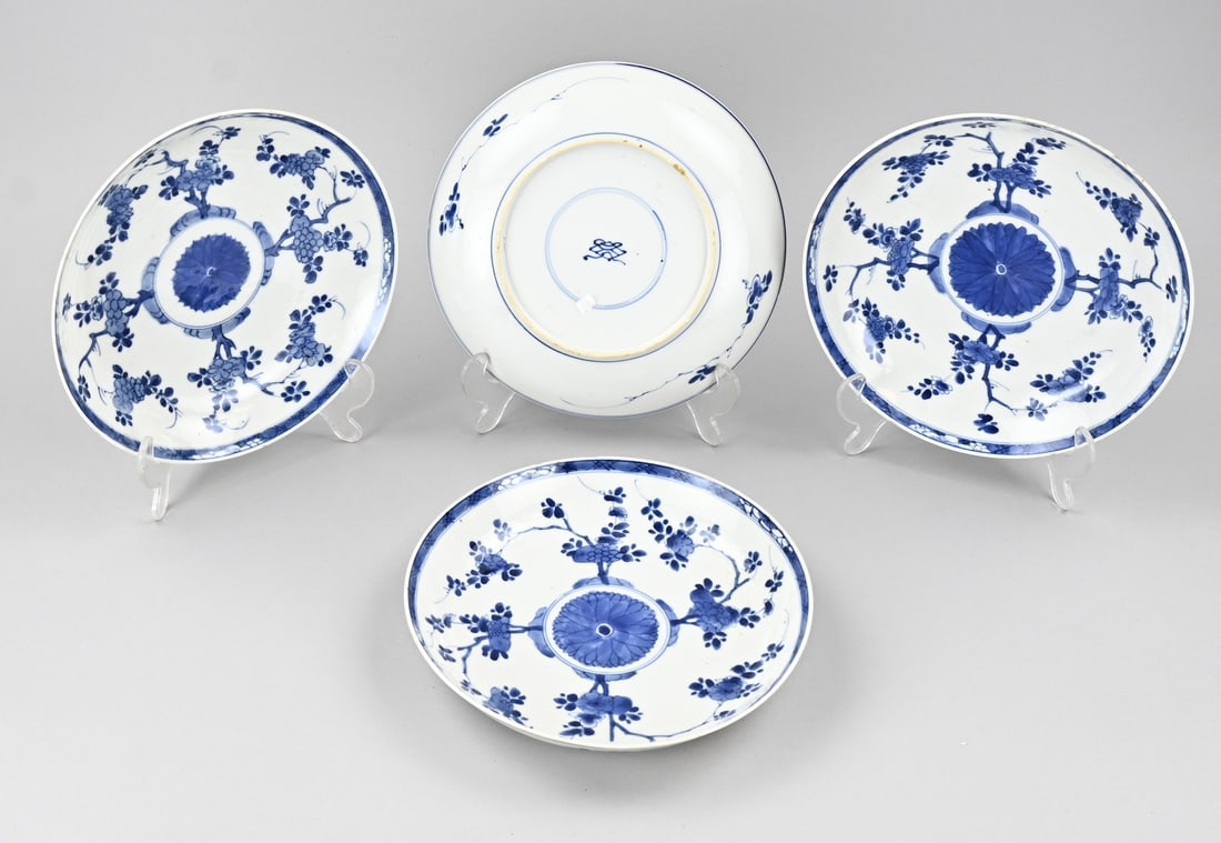 4x Kang Xi plate Ø 22 cm.: Four beautiful 17th-18th century Chinese porcelain Kang Xi plates with floral decoration. With base mark. Two plates have minimal rim frit. One plate has a chip and hairline crack. One plate has rim d