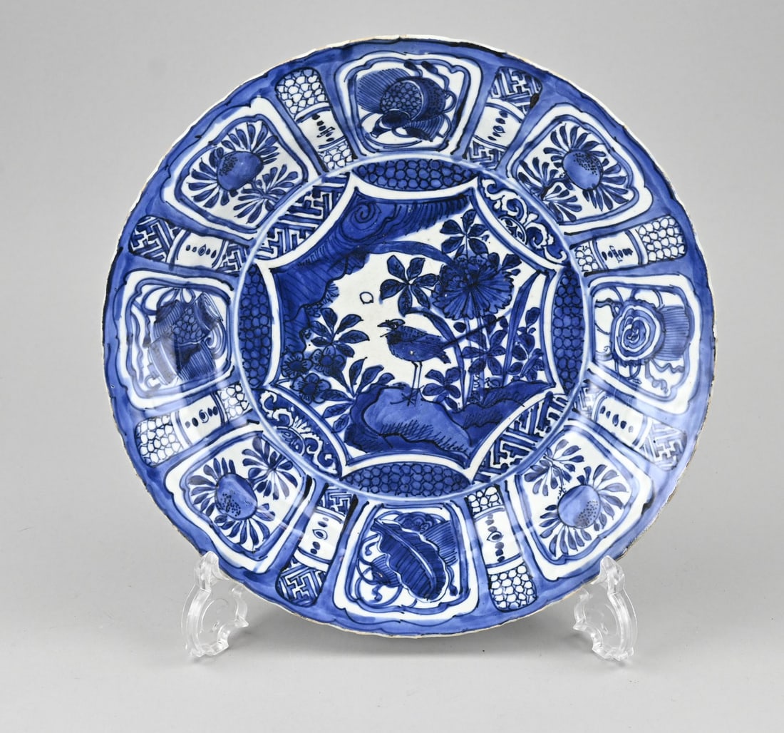 Wanli Kraak porcelain dish Ø 28.4 cm.: 17th-century Chinese Kraak porcelain Wanli plate with good luck symbols. Bird in garden decoration. Slight rim chipping. Dimensions: Ø 28.4 cm. In good condition.