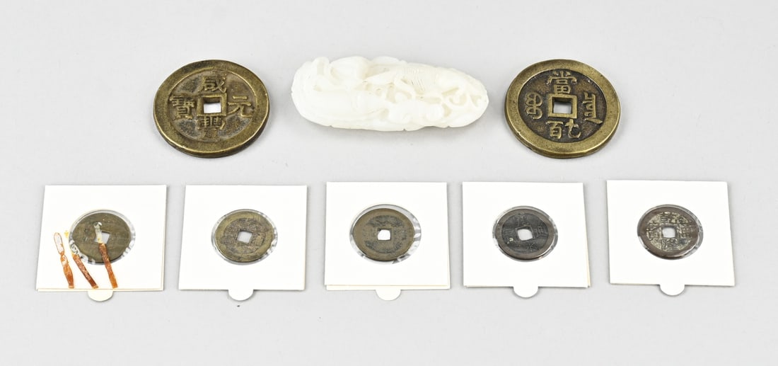 Lot China (8x): 8x Ancient China. Consisting of seven coins and one jade carving with fish decoration. Dimensions: 2.5 - 8.2 cm. In good condition.