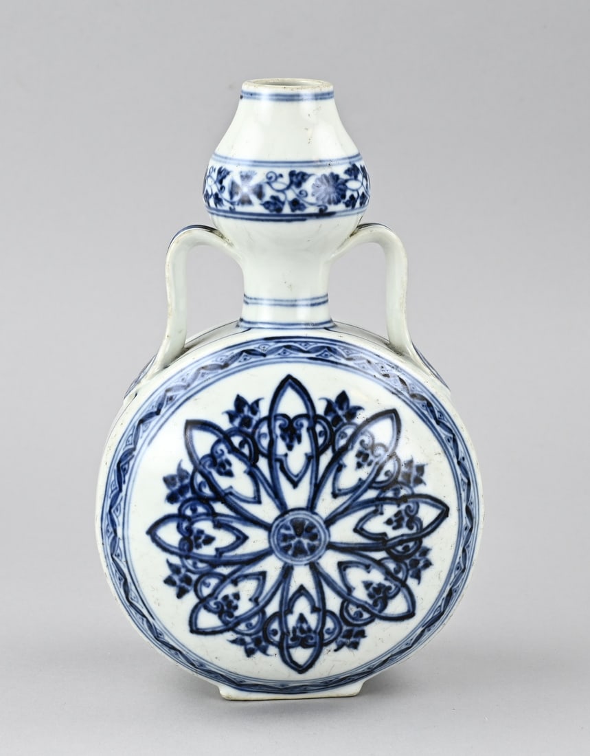 Chinese moon vase, H 26.3 cm. (1 of 3)
