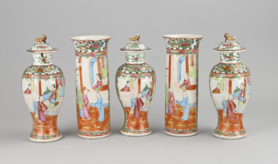 5-piece Chinese cabinet set, H 21 - 22 cm.: Five-piece Chinese Cantonese 19th-century Rose Family cabinet set with figural/floral and gold decoration. Two vases in good condition. Three vases damaged. Dimensions: H 21 x 22 cm. In reasonable con