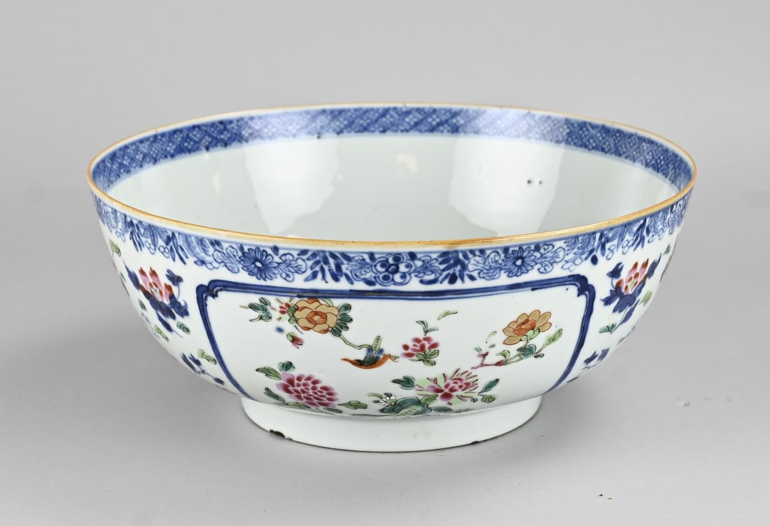 Large Chinese bowl Ø 26 cm.: Large 18th-century Chinese porcelain Imari bowl with floral/bird and gold decoration. Dimensions: Ø 26 cm. One hairline crack. In reasonable condition.