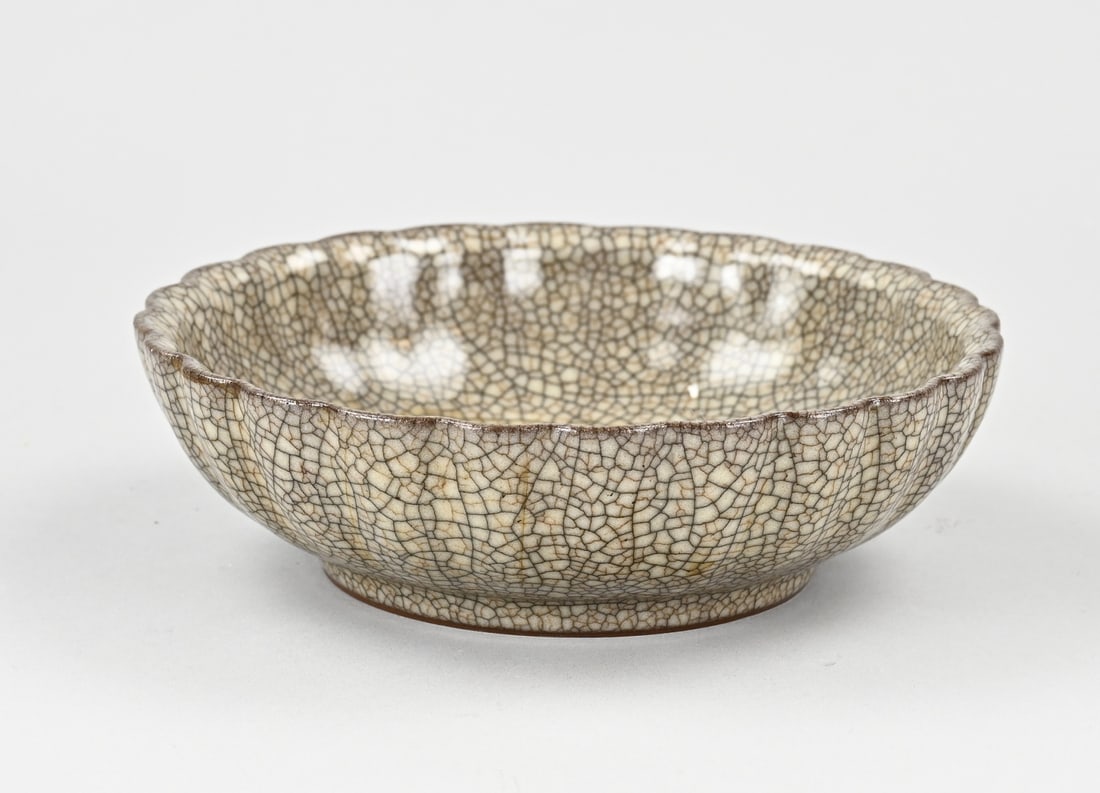 Celadon bowl Ø 18.7 cm.: Chinese porcelain celadon bowl with ridges and text. Signature on the base. Dimensions: H 5.5 x Ø 18.7 cm. In good condition.