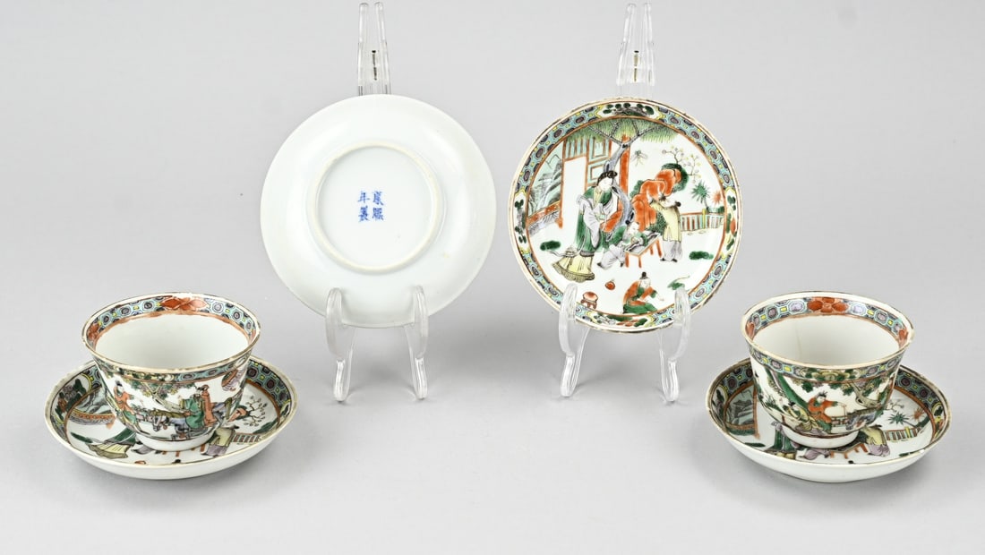 Lot of Chinese cups/saucers (2 + 4): Lot of six pieces of 18th-19th century Chinese Familie Verte porcelain cups and saucers. 4x Saucer + 2x cup. Decoration of a procession, geisha/jester in a garden. Two cups have minimal chips. Saucers