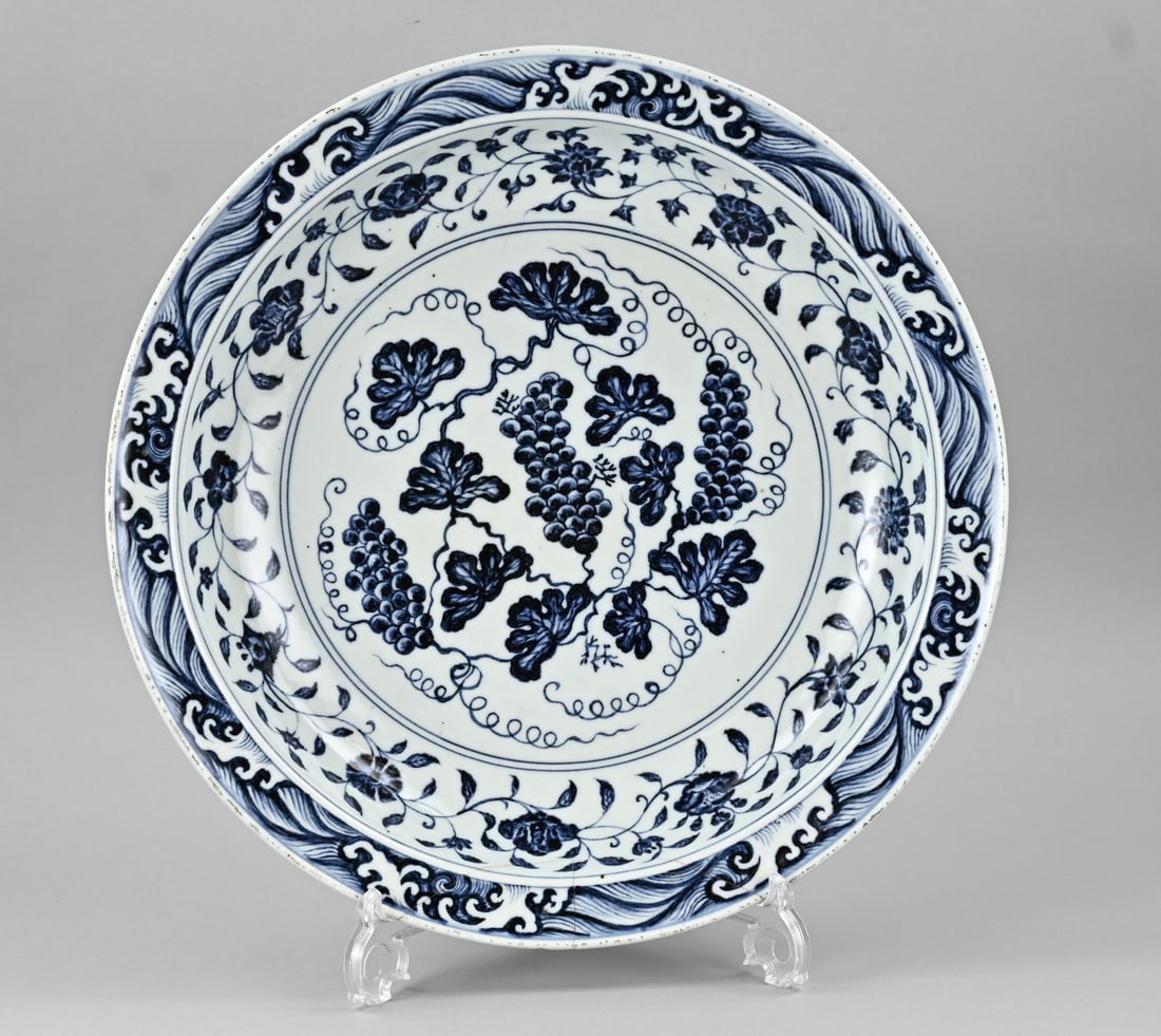 Large Chinese dish Ø 41.7 cm.: Antique Chinese porcelain Ming grape dish. Dimensions: Ø 41.7 cm. Rim glued. In fair/good condition.