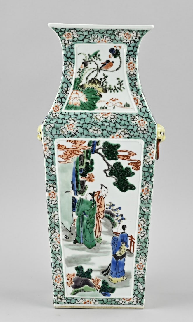 Family Verte vase, H 41.5 cm.: Old Chinese porcelain Verte Family vase with figures all around in a garden decor. Square. Dimensions: H 41.5 cm. In good condition.