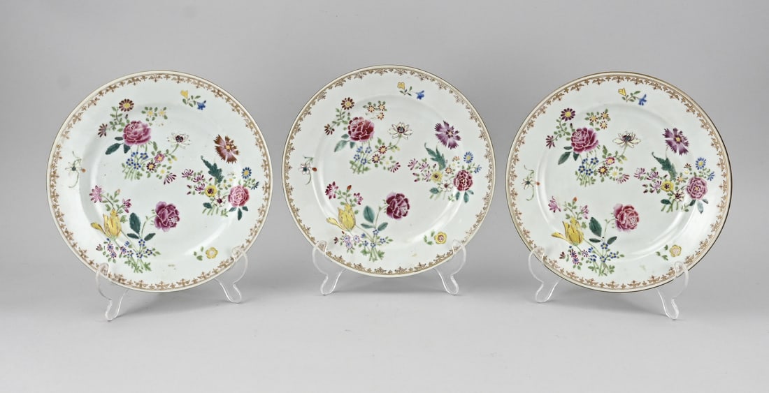 3x Chinese plate Ø 22.8 cm.: Three 18th-century Chinese porcelain Rose Family plates with floral/gold decoration. Two plates in good condition. One plate has a chip. Dimensions: Ø 22.8 cm. In fair/good condition.