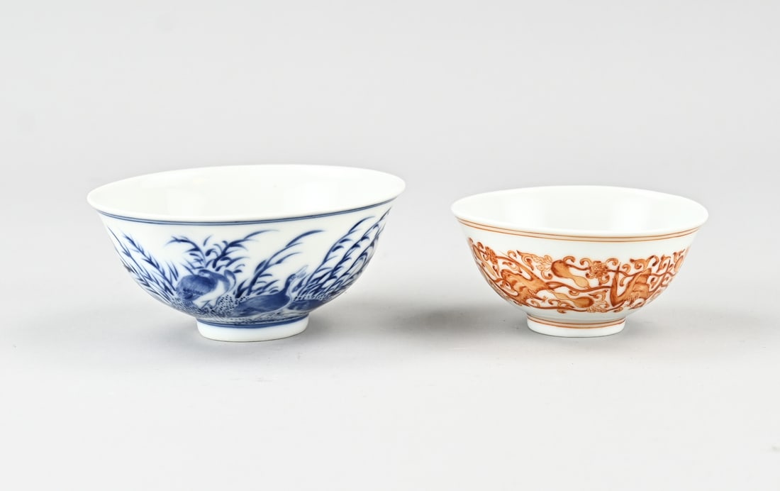 2x Chinese bowl Ø 9 - 11.4 cm.: Two old Chinese porcelain bowls. 1x Milk and blood with bat decoration + base mark. 1x With duck decoration + six-character base mark. Dimensions: Ø 9 - 11.4 cm. In good condition.
