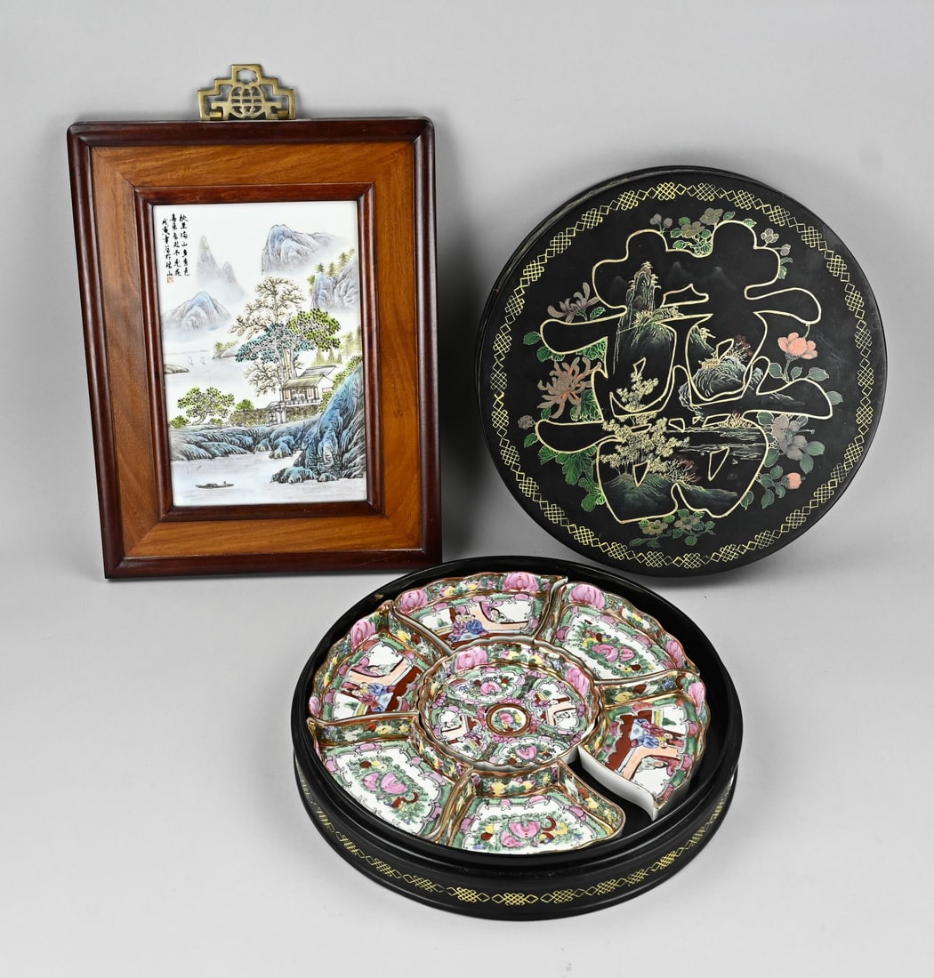 2x China (plaque in frame/lacquerware dividing bowl): 2x China. 20th Century. 1x Framed porcelain plaque with landscape/text decoration + signature. 1x Cantonese lacquerware sweet meat serving dish in storage box. Dimensions: 33 x 37 cm. In good conditio