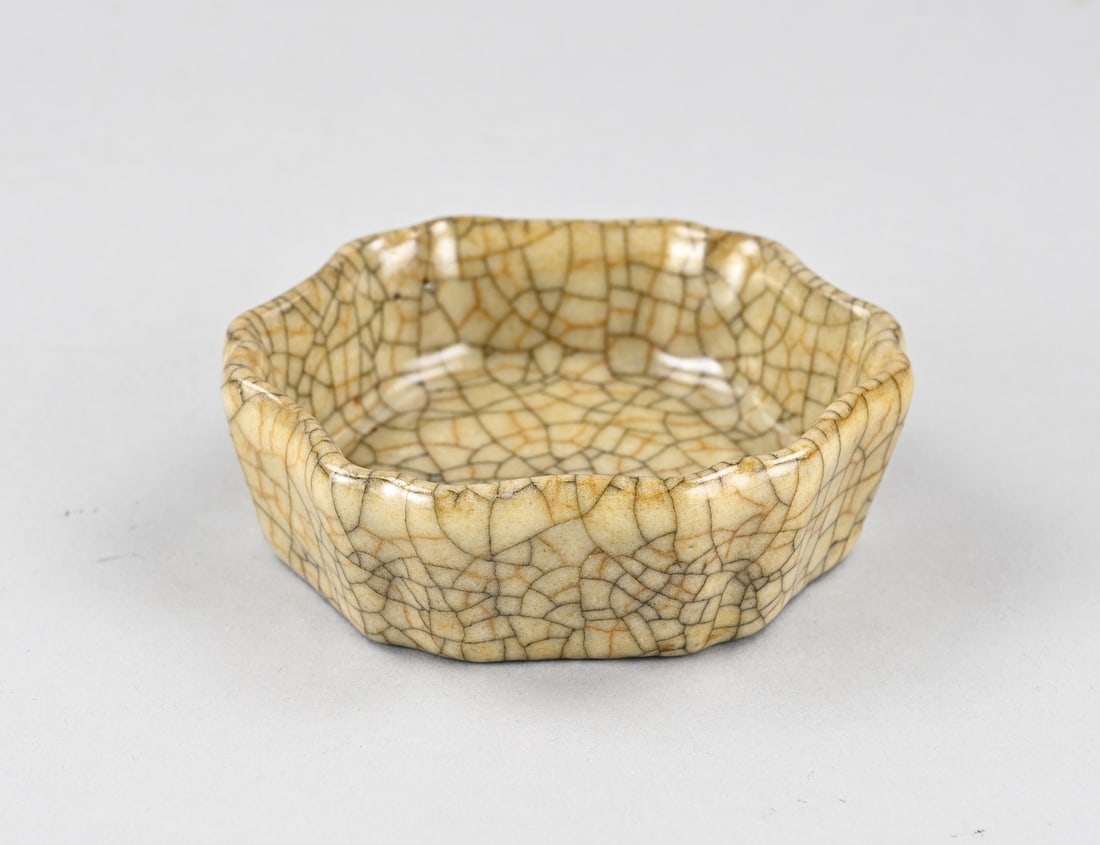 Chinese water bowl (celadon) Ø 10.5 cm.: Old Chinese porcelain celadon water basin. Contoured. Dimensions: H 3.5 x Ø 10.5 cm. In good condition.