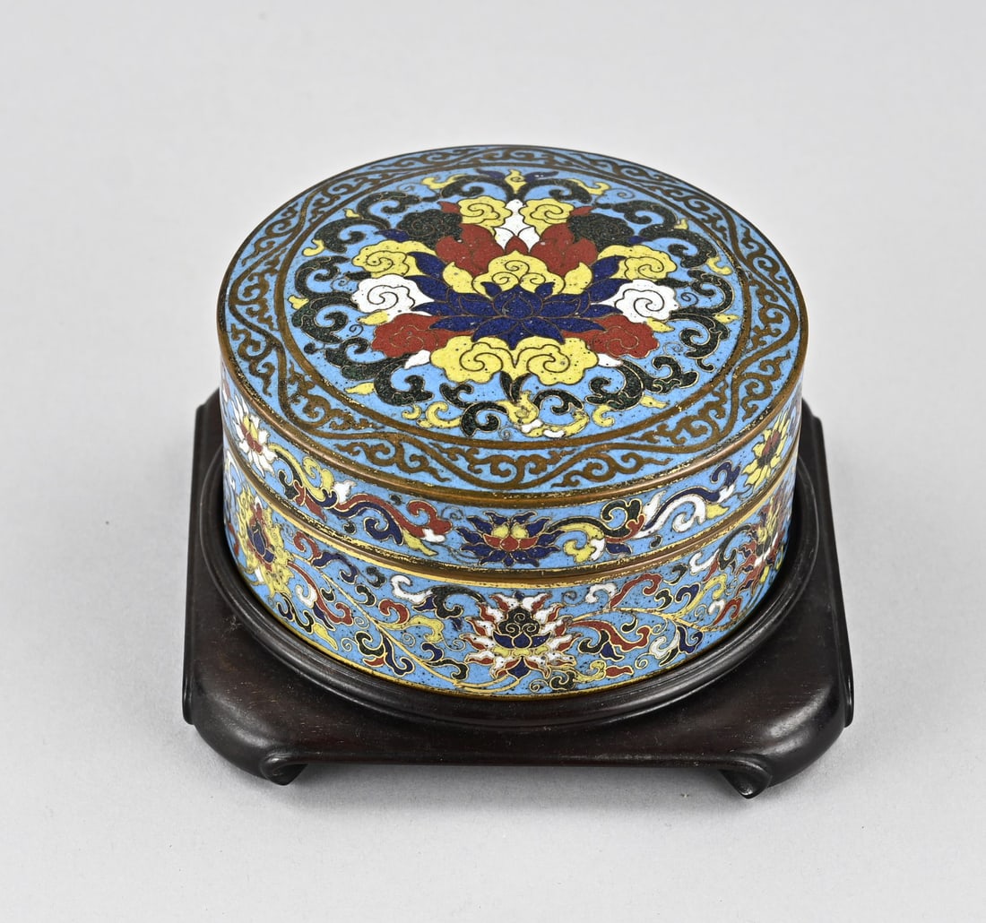 Cloisonné lidded box + original console: Antique, rare, Chinese bronze-gilt cloisonné lidded box with floral decoration, mounted on an original console. Qing Dynasty. Dimensions: H 6 x Ø 12 cm. In good condition.