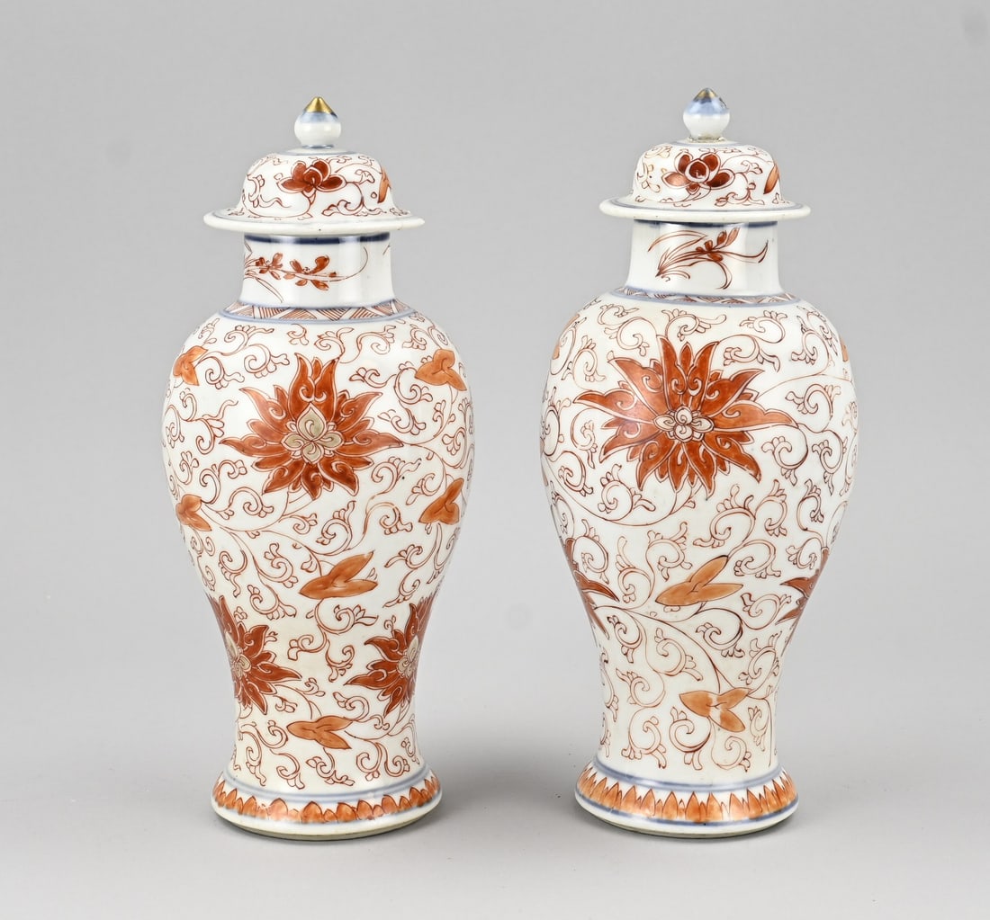 Pair of milk and blood lidded vases, H 27 cm.: Two 18th-century Chinese porcelain milk and blood lidded vases with floral/gold decoration. Both vases in good condition, two lids damaged. Dimensions: H 27 cm. In fair/good condition.