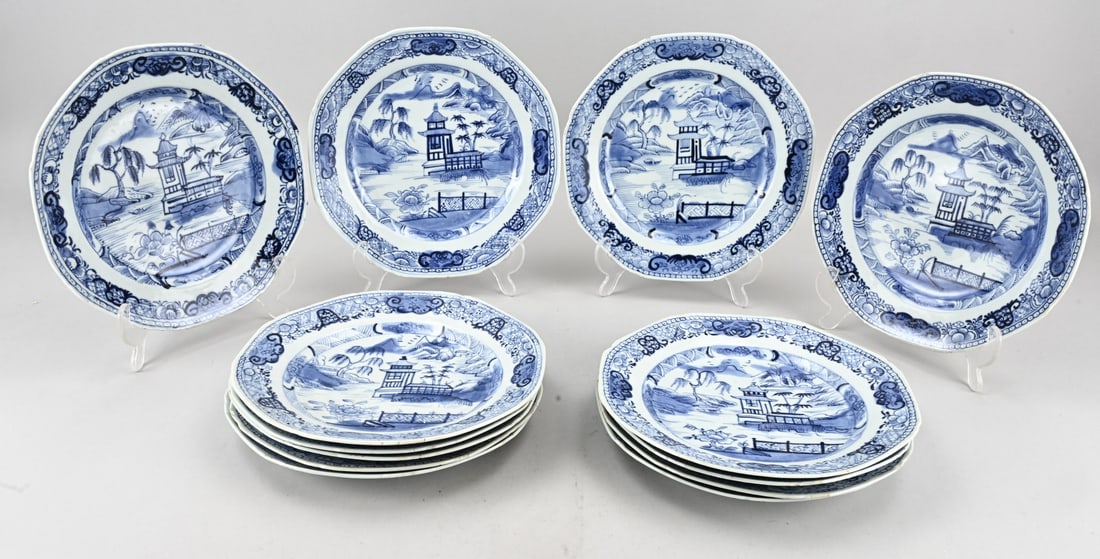 Set of Chinese Cheng Lung plates (13x): Set of thirteen 18th-century Chinese porcelain Cheng Lung plates. Landscape/pagoda decoration. Two plates with hairline cracks and rim frit. Eleven plates with rim frit only. Dimensions: Ø 23 cm. In