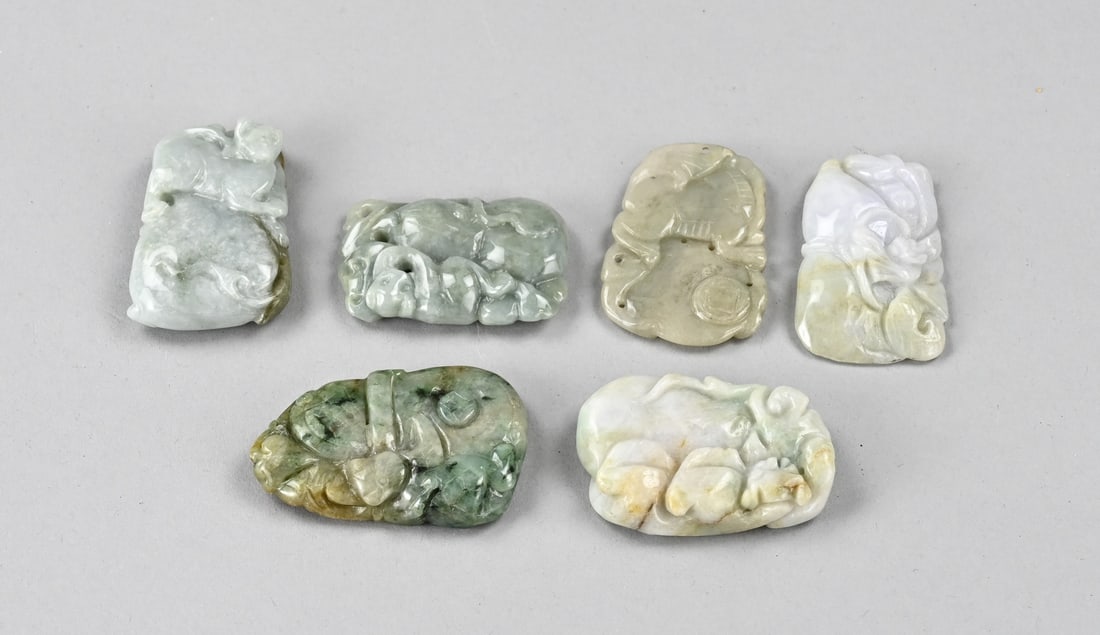 Lot of jade amulets (6x): Six diverse old/antique Chinese jade amulets/carvings. 20th century. Size: 5 - 6 cm. In good condition.