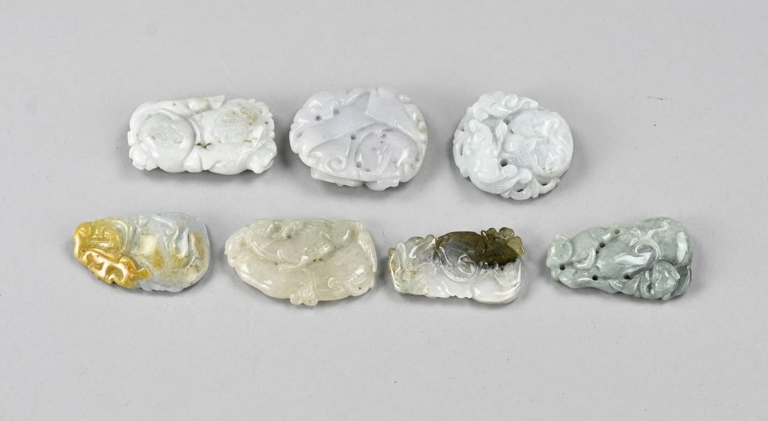 Lot of jade cuttings (7x): Lot of various old/antique jade carvings. Quantity: 7 pieces. 20th century. Size: 4 - 6.5 cm. In good condition.