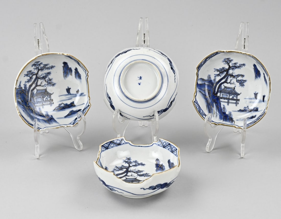 4x Japanese bowl: Four 18th-19th century Japanese porcelain bowls with landscape/gold decoration. Base mark. Dimensions: 5 x 11 x 11.2 cm. In good condition.