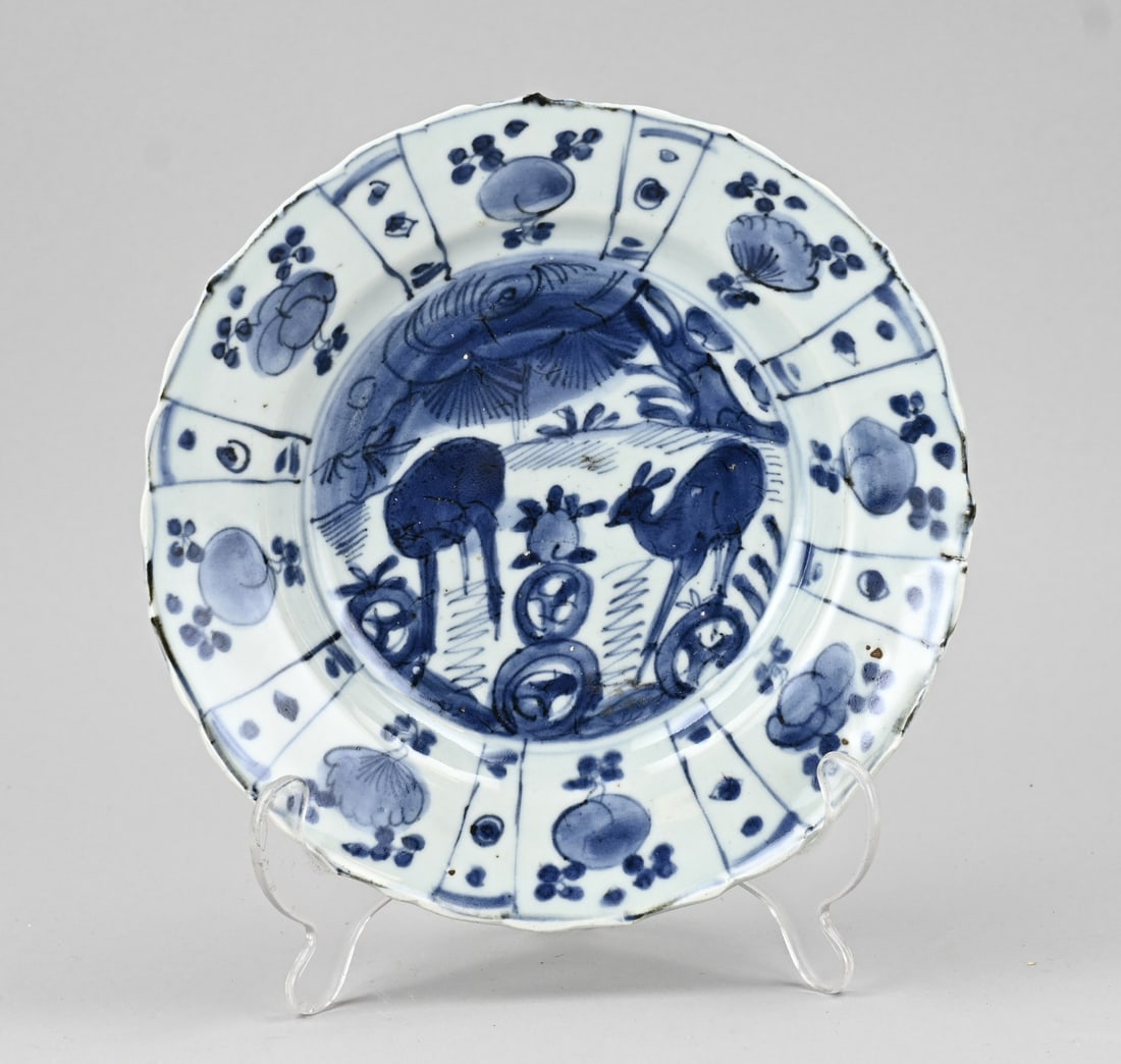 Kraak porcelain Wanli plate Ø 21 cm: 17th-century Chinese Kraak porcelain Wanli plate with deer decoration. Contoured. Dimensions: Ø 21 cm. In good condition.