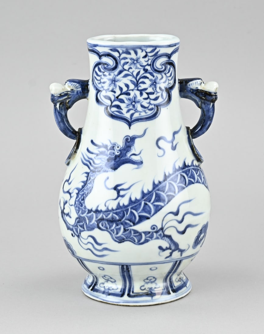 Chinese vase, H 23.5 cm.: Chinese porcelain dragon vase with floral decoration + handles. Dimensions: H 23.5 cm. In good condition.