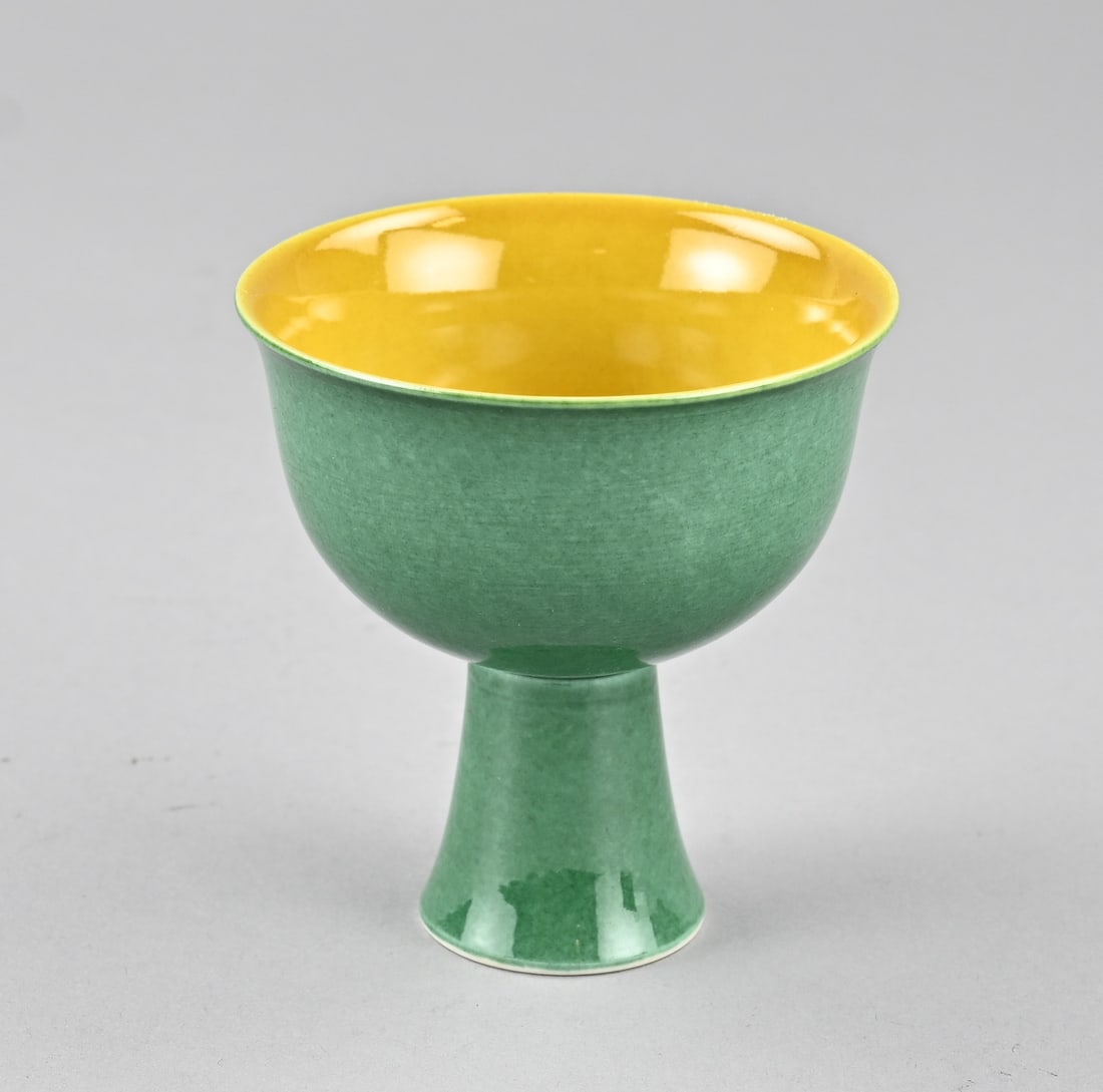 Chinese stem cup Ø 8.3 cm.: Chinese porcelain stem cup with green glaze on the outside and yellow glaze on the inside. With base mark. Dimensions: H 8.6 x Ø 8.3 cm. In good condition.