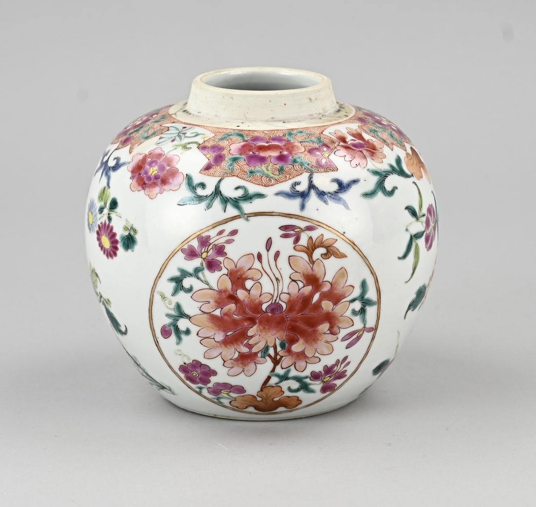 Familie Verte ginger jar Ø 13.5 cm.: 18th - 19th Century Chinese porcelain Familie Verte ginger jar with floral/gold decoration. With double blue base ring. Dimensions: H 13.5 x Ø 13.5 cm. In good condition.