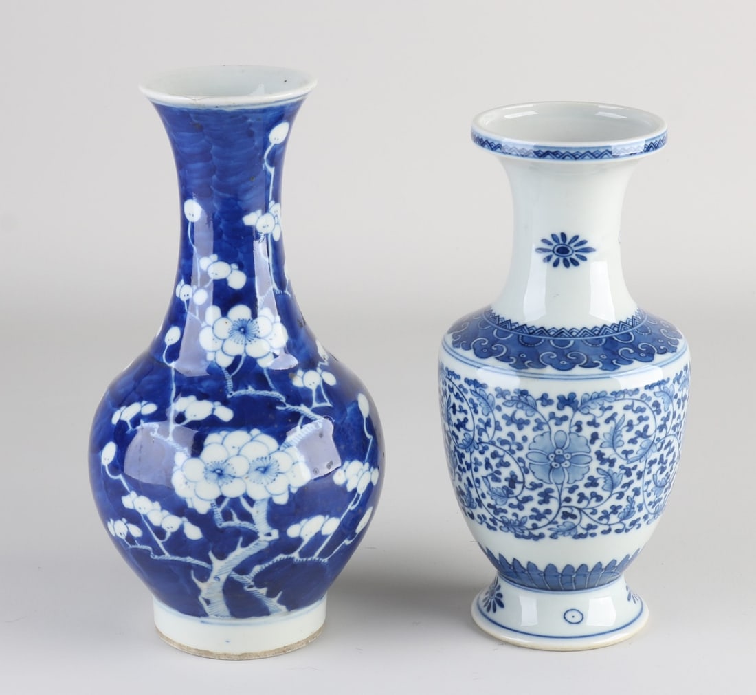 2x Chinese vase, H 21 - 23 cm.: Two Chinese porcelain vases with floral decoration. Base marks. Hairline cracks. Dimensions: H 21 - 23 cm. In fair/good condition.