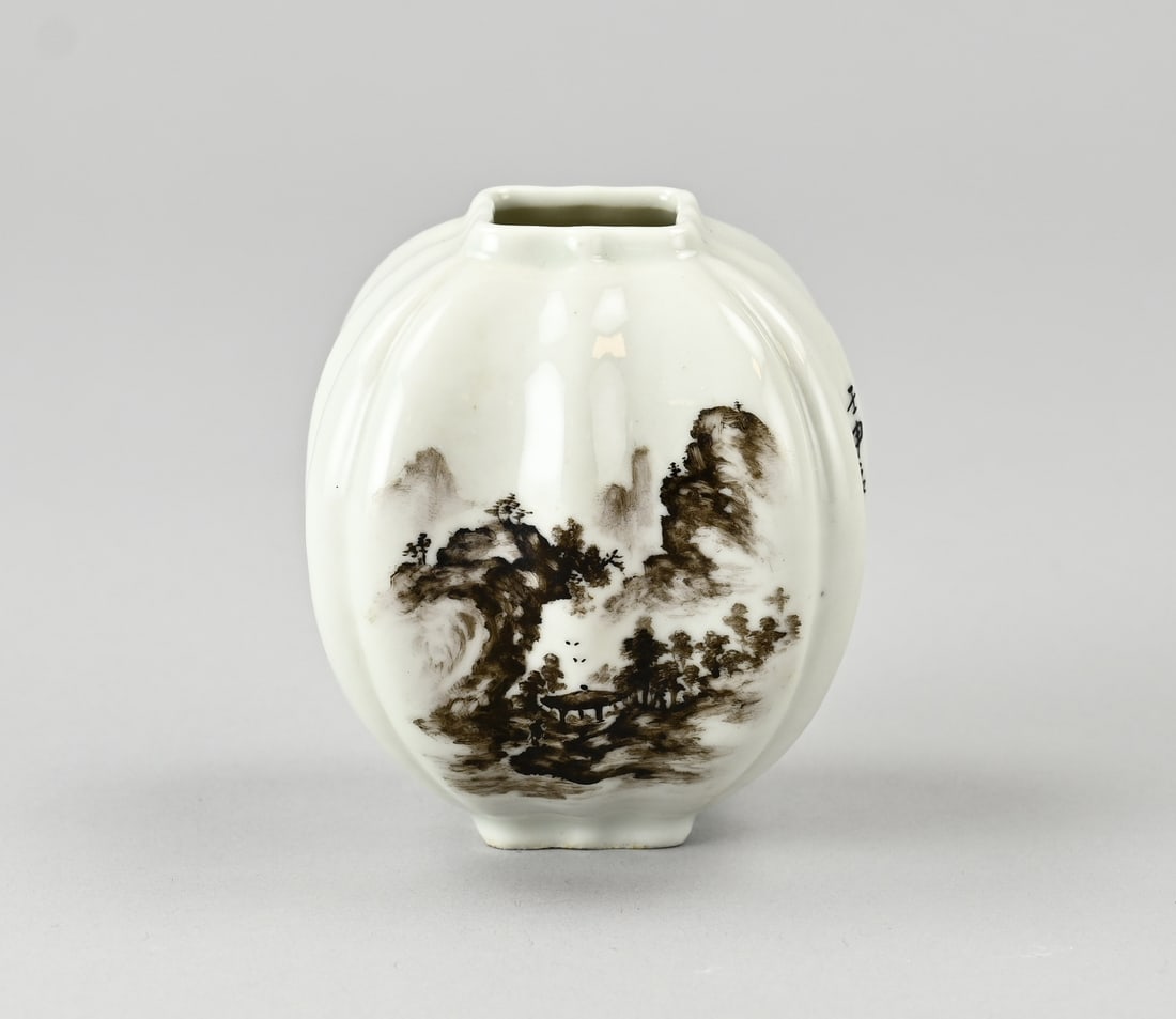 Chinese vase, H 7.5 cm.: Small Chinese porcelain vase with landscape/text decoration. With base mark. Dimensions: H 7.5 cm. In good condition.