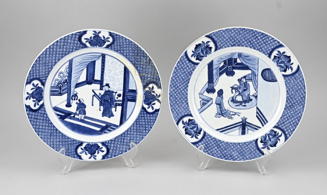 2x Chinese plate Ø 28.7 cm.: Two 18th-century Chinese porcelain Kang Xi plates with six-character base marks. Figures in interior/peach decor. One plate in good condition. One plate glued. Dimensions: Ø 28.7 cm. In fair/good con