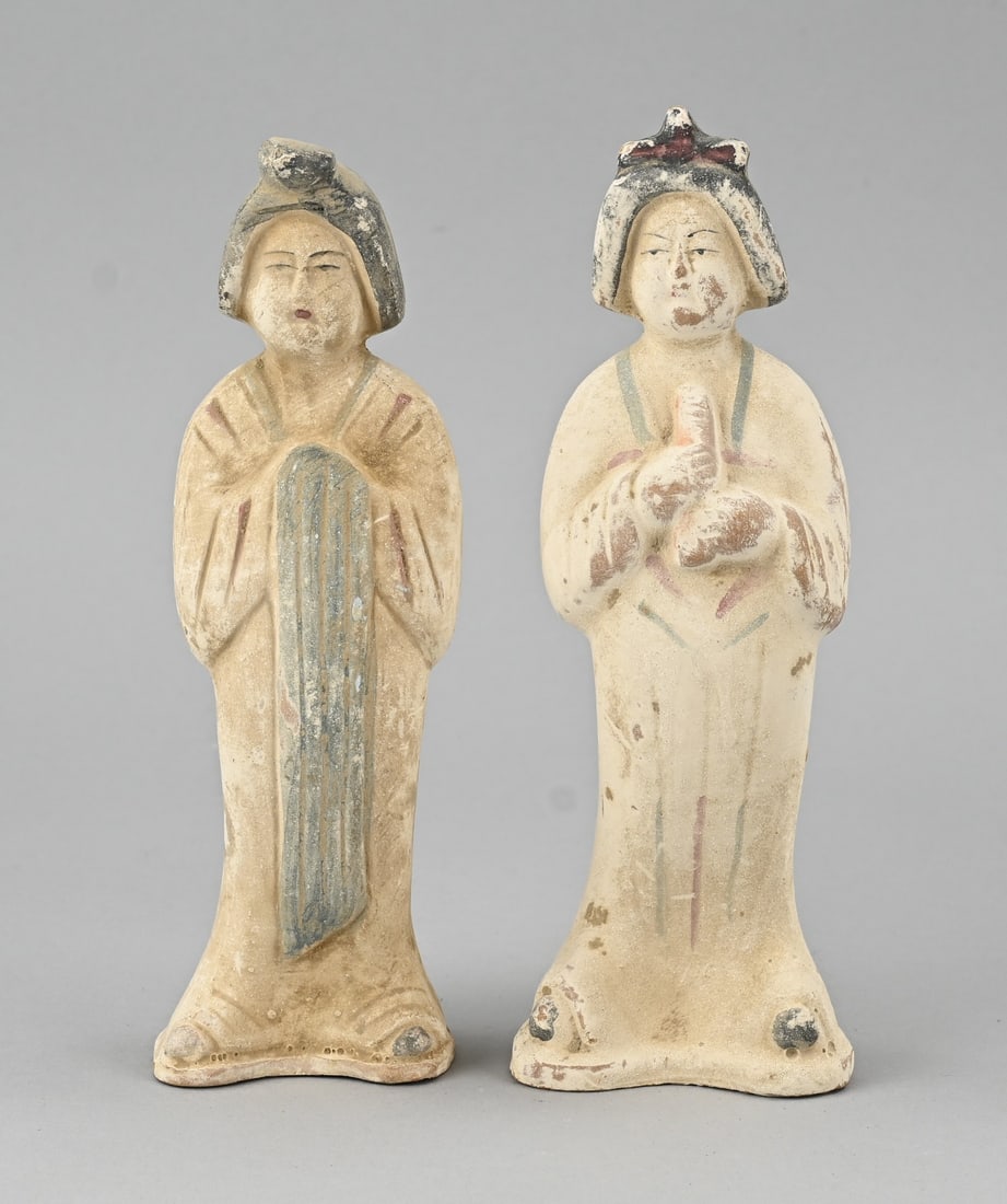 2x Chinese geisha figure (terracotta), 23 cm.: Two old/antique Chinese terracotta geishas with residual polychromy. Dimensions: H 22 - 23 cm. In good condition.