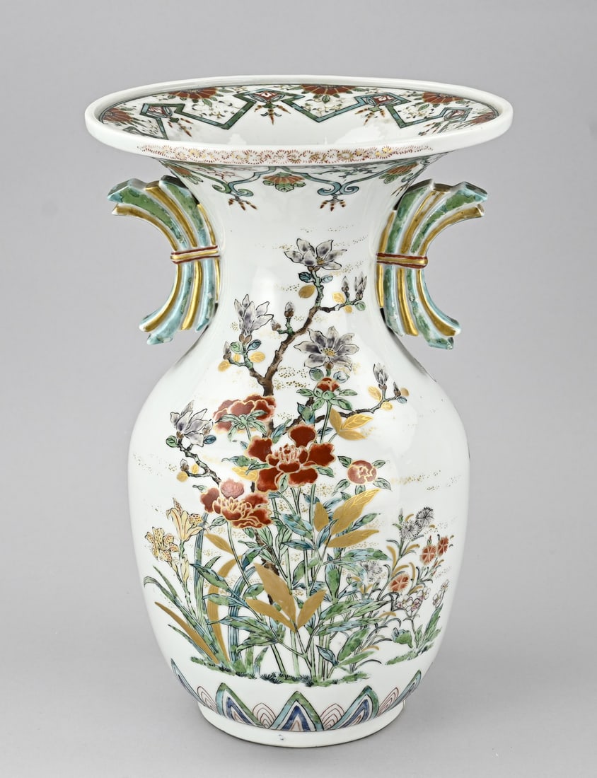 Chinese/Japanese vase, H 38.2 cm.: 19th-century Chinese or Japanese porcelain ear vase with floral/gold decoration. Dimensions: H 38.2 cm. In good condition.