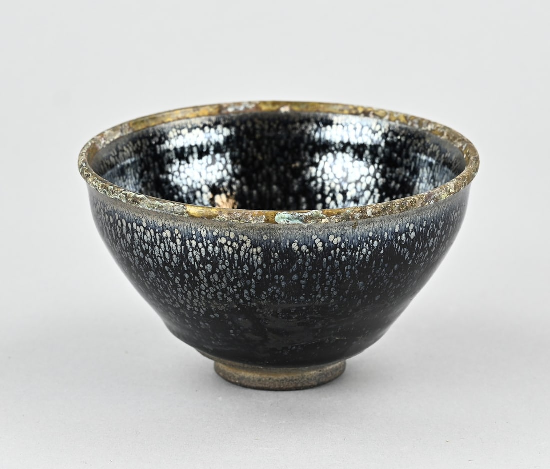 Sung bowl Ø 12.4 cm.: Chinese porcelain Sung bowl with black iridescent glaze + base mark. Dimensions: H 7.5 x Ø 12.4 cm. In good condition.