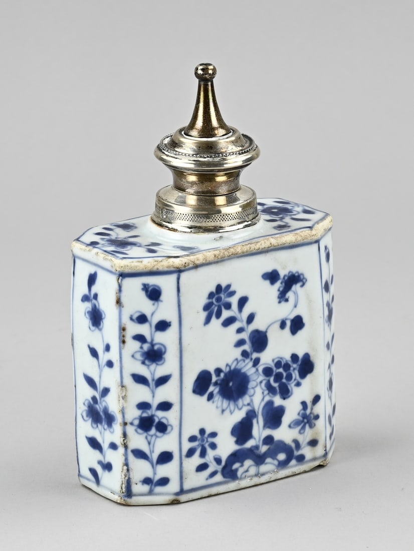 Tea caddy/silver lid: 18th-century Chinese porcelain octagonal tea caddy with silver lid. Floral decoration. Dimensions: H 14.5 cm. Chip, rim glaze damage. In fair condition.