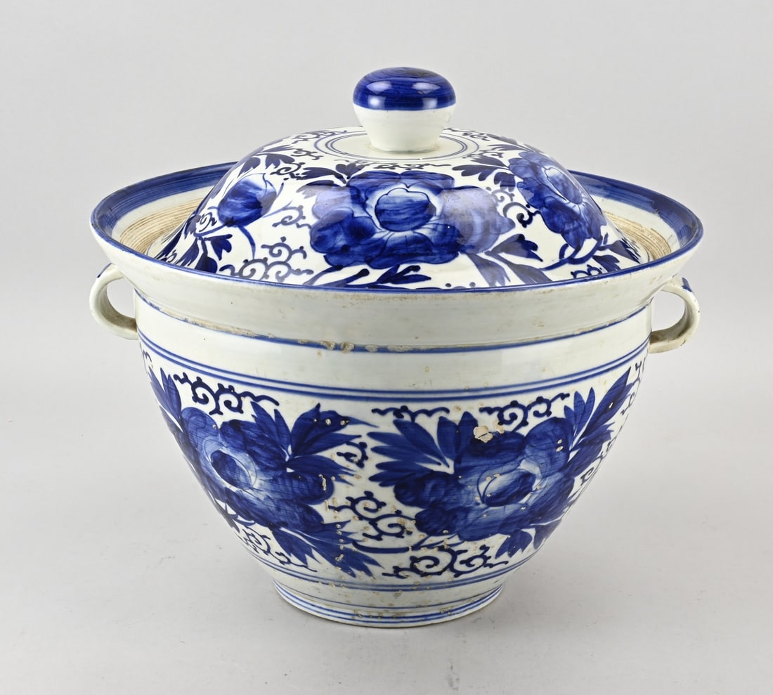 Chinese lidded pot, Ø 35 cm.: Antique Chinese porcelain lidded jar with floral decoration. Dimensions: H 36 x Ø 35 cm. In good condition.