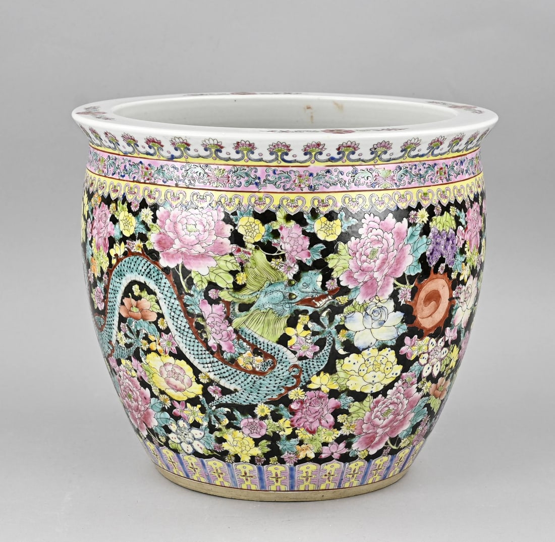 Rose family flower pot, 1900: Beautiful antique Chinese porcelain Rose Family flowerpot with floral/dragon decoration. Circa 1900. Dimensions: H 26.5 x Ø 31 cm. In good condition.