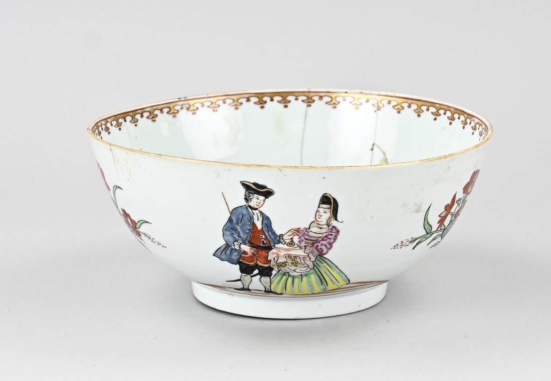 Chine de commande bowl Ø 20 cm.: Rare 18th-century Chinese porcelain chine de commande bowl with rare maritime decoration. Captain bidding farewell to wife. Three images, including a three-masted ship. Dimensions: H 9 x Ø 20 cm. Glu