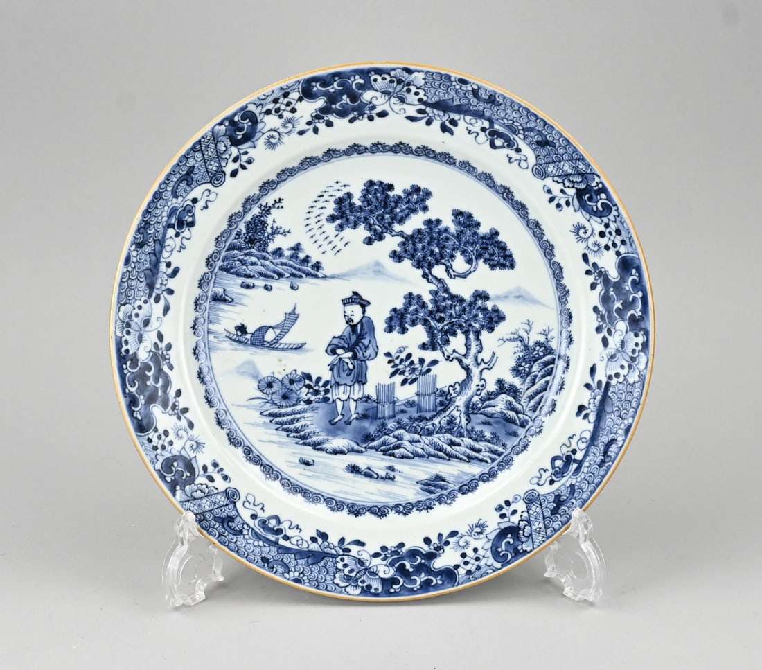 Chinese plate Ø 28.4 cm.: Large Chinese porcelain dish with figures in a landscape decoration. 18th century. Dimensions: Ø 28.4 cm. One chip. In reasonable condition.