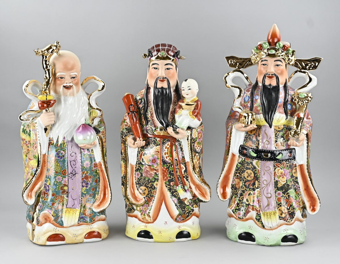 3x Chinese statue: Three gilded Chinese porcelain deities. Second half of the 20th century. One hand is missing fingers. Dimensions: 50 x 59 cm. In fair/good condition.